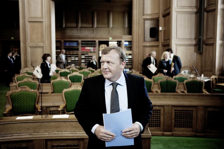 Nu har Lars Løkke besluttet sig for at tørre ansvaret for sin egen uddannelsesfiasko af på de unges forældre. 
