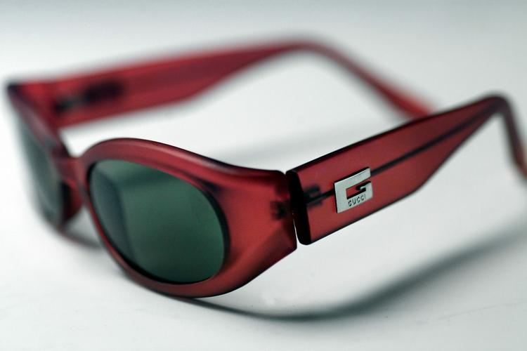 Her er en falsk Gucci-solbrille købt på et marked i Asien. 