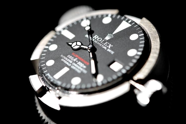 Ægte eller fusk? Selv for de profesionelle kan det være svært at se forskel på et Rolex-ur. Urmagerne skal ned i teknikken i uret, for at se, om det er en kopi eller noget billigt bras. 