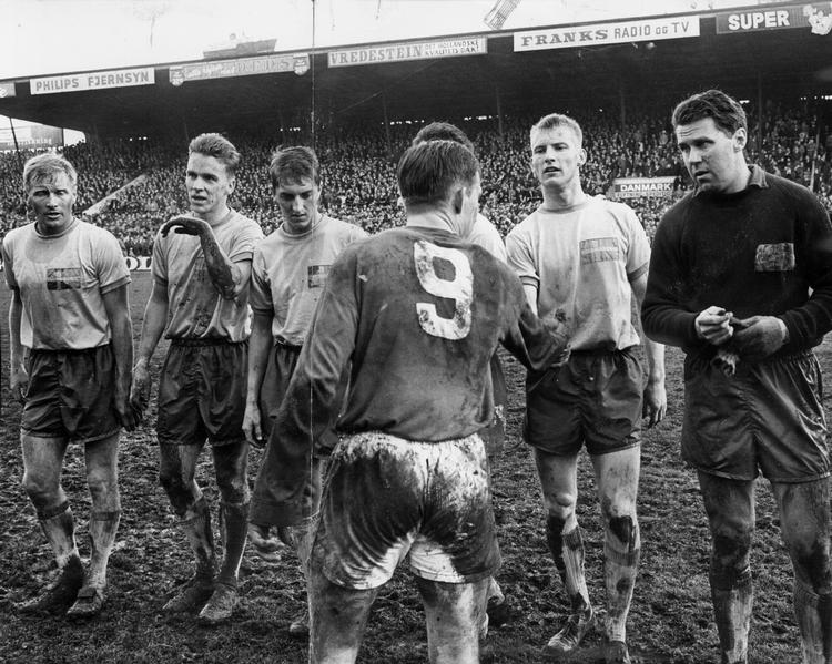 I 1963 blev alle fire mål blev scoret i første halvleg, inden banen i Idrætsparken blev omdannet til en mudret pløremark. Sverige førte 2-0, men Ole Madsen (nr. 9) og Kjeld Thorst sikrede Danmark 2-2. 