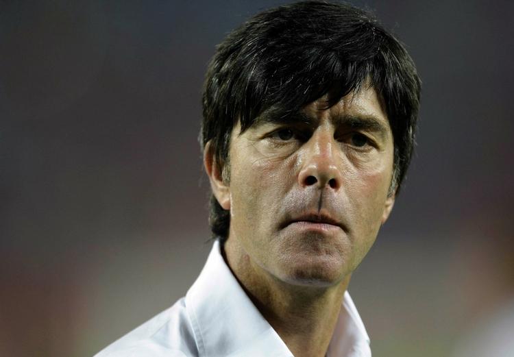 Joachim Löw er en populær landstræner og DFB vil gerne forlænge aftalen, som udløber efter VM i 2010 Arkivfoto. 