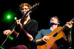 Kings of Convenience diskede op med både nye og gamle sange i Store Vega. Det var duoen Erlend Øye (tv.) og Eirik Bøes  første fælles  koncert i Danmark. Foto: Niels Christensen 