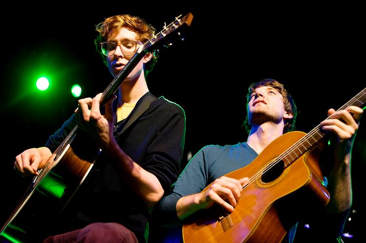 Kings of Convenience diskede op med både nye og gamle sange i Store Vega. Det var duoen Erlend Øye (tv.) og Eirik Bøes  første fælles  koncert i Danmark. Foto: Niels Christensen 