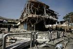 Flere bygninger fik revet hele facader af ved morgenes eksplosion i Kabul, men Indiens ambassade, som var målet for aktionen, blev ikke voldsomt beskadiget. Taleban har taget ansvaret for bomben. 