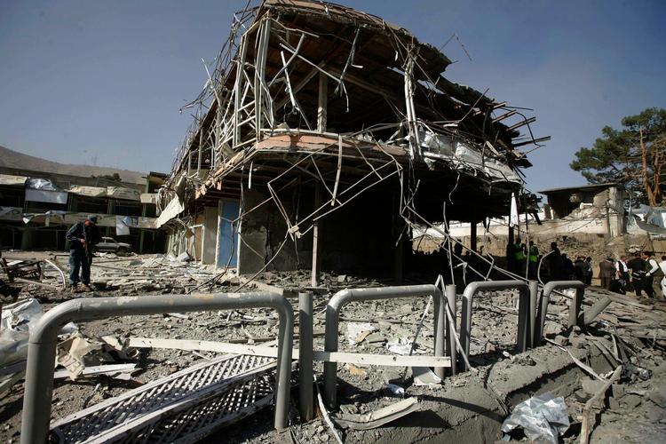Flere bygninger fik revet hele facader af ved morgenes eksplosion i Kabul, men Indiens ambassade, som var målet for aktionen, blev ikke voldsomt beskadiget. Taleban har taget ansvaret for bomben. 