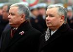 Trods tidligere udmeldinger tyder alt nu på, at Polens præsident, Lech Kaczynski (tv.), vil udskyde sin afgørende underskrift på Lissabontraktaten. Det siger præsidentens tvillingebror Jaroslaw Kaczynski. 
