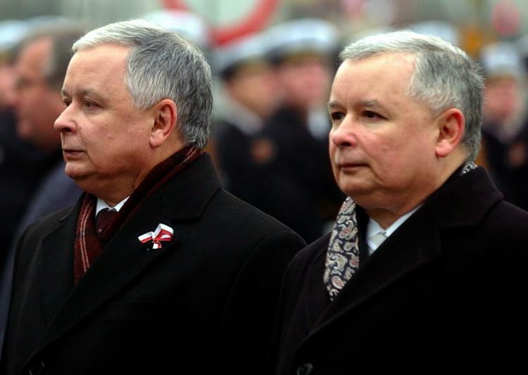 Trods tidligere udmeldinger tyder alt nu på, at Polens præsident, Lech Kaczynski (tv.), vil udskyde sin afgørende underskrift på Lissabontraktaten. Det siger præsidentens tvillingebror Jaroslaw Kaczynski. 