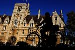 Britiske Cambridge University kommer ind på en tredjeplads over verdens bedste universiteter. Amerikanske Harvard ligger nummer et. 
