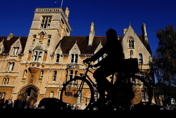 Britiske Cambridge University kommer ind på en tredjeplads over verdens bedste universiteter. Amerikanske Harvard ligger nummer et. 