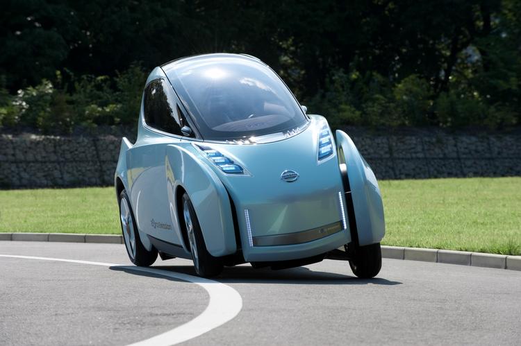 Nissan Land Glider læner sig op til 17 grader, når den tager en kurve. Bilen kører på el. Foto: Nissan 