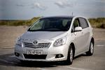 Der er skruet op for både længde, højde og pladsforhold i Toyota Verso, hvis man sammenligner med slægtningen Corolla Verso. Sidespejlene er også vokset markant. Foto: Thea Grav Rosenberg 