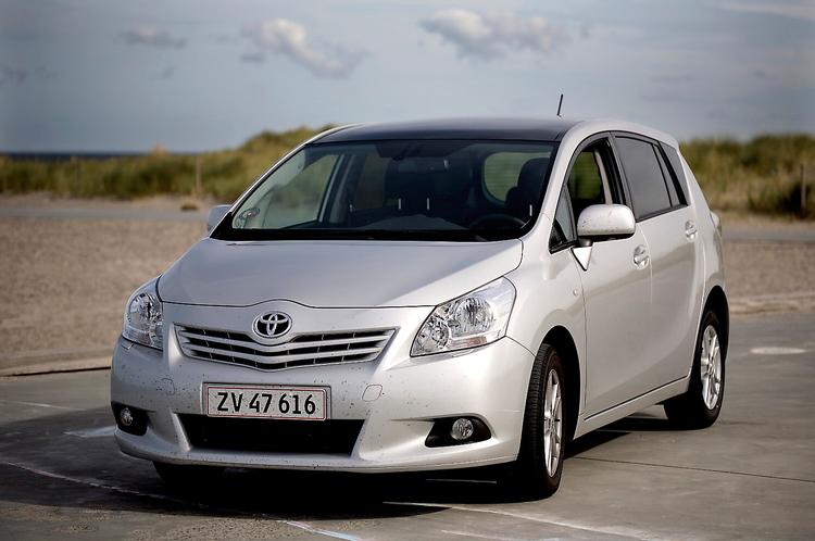 Der er skruet op for både længde, højde og pladsforhold i Toyota Verso, hvis man sammenligner med slægtningen Corolla Verso. Sidespejlene er også vokset markant. Foto: Thea Grav Rosenberg 