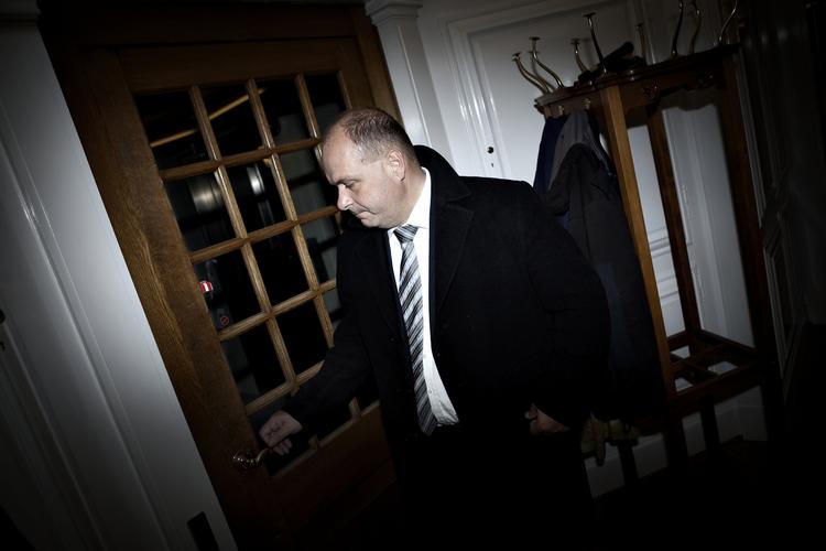 Presset stiger på Søren Gade, som flere gange har slået fast, at han kun kan sidde som minister, hvis der er bred tillid til hans person. 