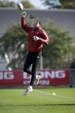 Landsholdsmålmand Thomas Sørensen er populær på den anden side af sundet. 