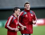 To af Danmarks største profiler, Daniel Agger og Nicklas Bendtner under træningen i Helsingør. En sejr over Sverige lørdag vil sikre Danmark direkte adgang til VM-slutrunden i Sydafrika næste sommer. Foto: Lars Poulsen 
