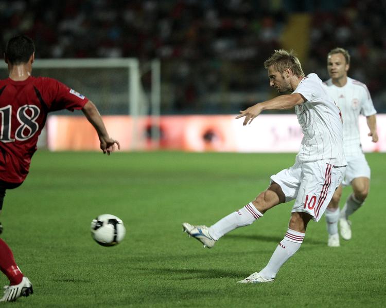 Martin Jørgensen fyrer løs under kampen mod Albanien, hvor Danmark skuffende måtte nøjes med 1-1. Arkivfoto. 