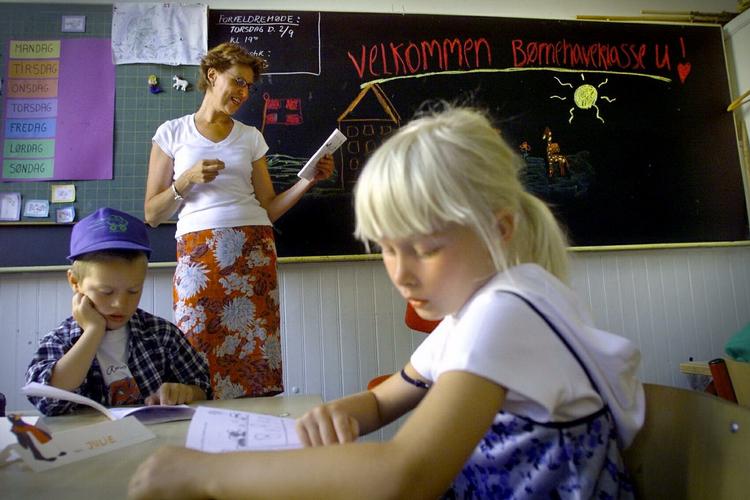 Kommunerne får mulighed for at omprioritere resurserne, så der gerne skulle blive mere tid til eleverne, mener undervisministeren. 