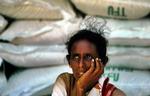 En srilankansk flygtning sidder foran nogle rissække i Mandapa-lejren. Amnesty advarer mod at ignorere flygtningene. Arkivfoto. 