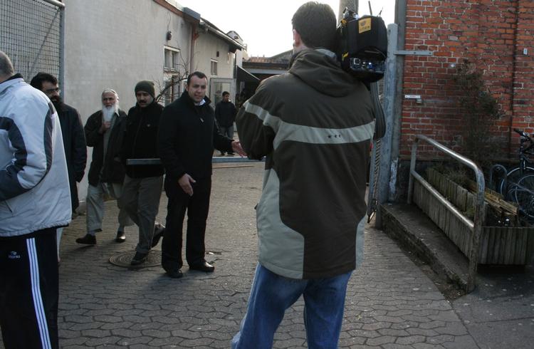 Awad Joumaa under optagelserne til den kritiske dokumentar om Danmark, der i aftes blev sendt på tv-stationen al-Jazeera. Foto: akhbar.dk 