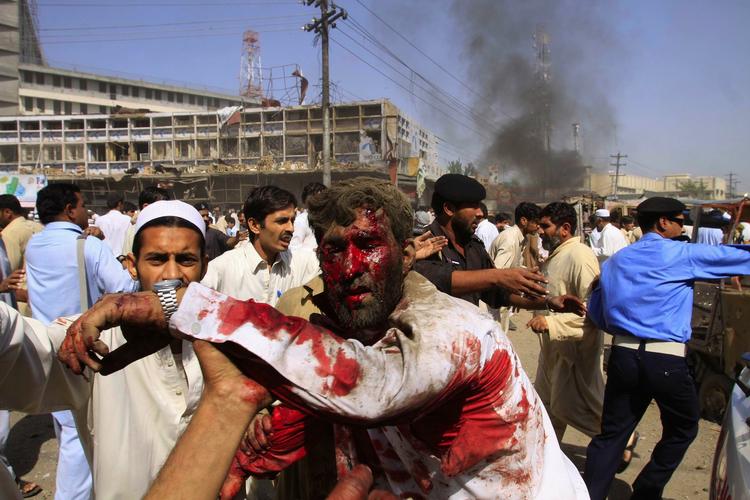Mindst 41 er dræbt, efter at en selvmordsbomber lod en minibus fyldt med sprængstoffer eksplodere i den pakistanske by Peshawar. 