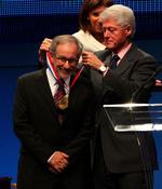Den tidligere amerikanske præsident overrækker her den medalje, som Steven Spielberg får for sit arbejde med at udbrede idealet om frihed og lighed. 