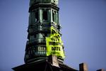 Aktivister fra Greenpeace hængte bannere op mange steder i København, da Barack Obama besøgte byen. En af aktivisterne er nu dømt for at have en kniv på sig. Arkivfoto 