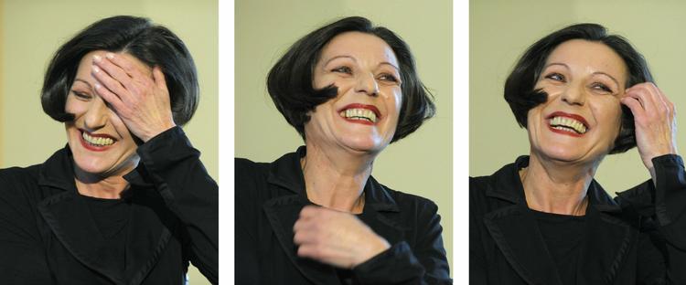 En glad nobelprismodtager i tre udgaver fra et pressemøde i Berlin i aftes. 