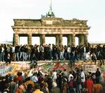 Berlins befolkning fra både Øst og Vest fejrer åbningen af grænsen på og foran Muren foran Brandenburger Tor. 
