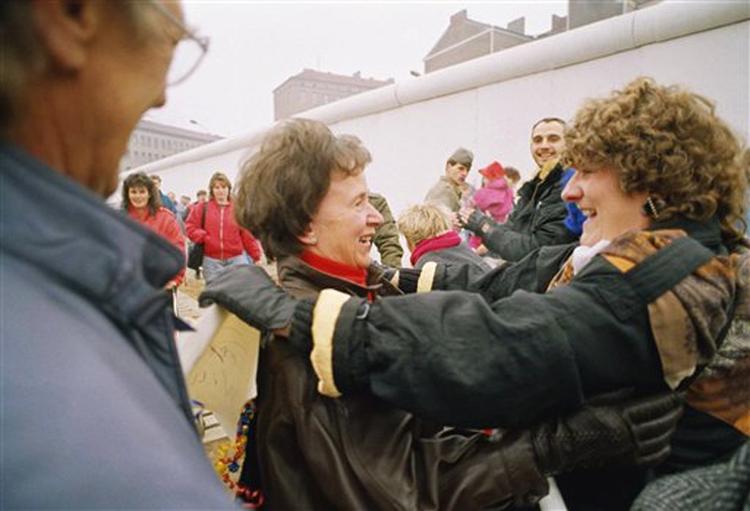 Genforening. Ingen havde næppe troet det muligt. Slægtninge fra Øst og Vest  møder hinanden efter at have været adskilt i 28 år. I bagrunden Muren ved Potzdamer Platz. 