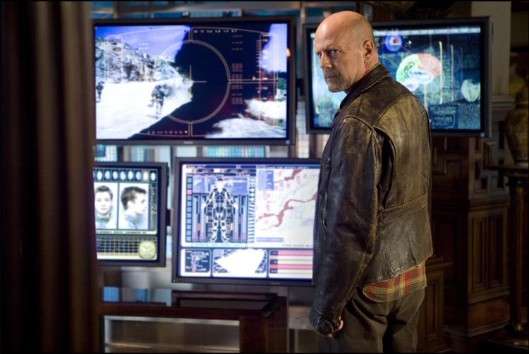 Rundtosset. Bruce Willis forsøger sympatisk at rydde op i 'Surrogates', men ender med at se mere og mere forvirret ud.  PR-foto fra filmen. 
