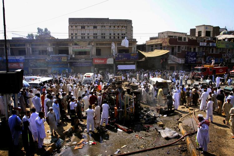 Mindst 41 er dræbt og 100 såret, efter at en selvmordsbomber angreb Khyber marked i den pakistanske by Peshawar. 