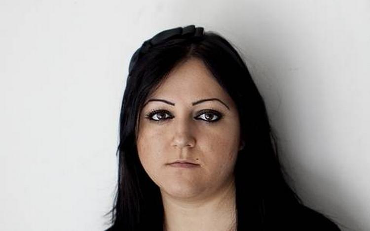 25-årige Mivan Merza er blevet løsladt igen, fordi dommeren ikke mente, at der var grund til at fængsle hende og moderen. Her er hun fotograferet sammen med sin lillesøster (th), som ikke er anholdt. 