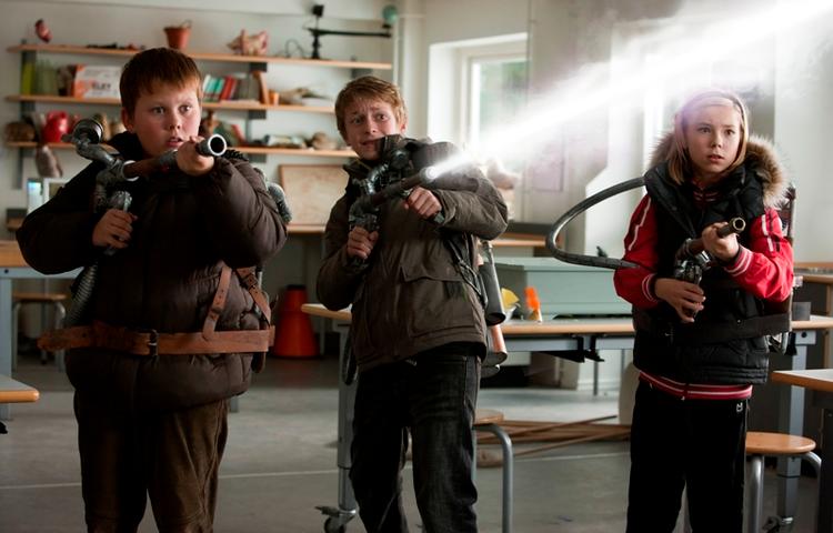 (u)hyggeligt. Brødrene Oliver og Lasse (Carl Winther og Toke Lars Bjarke) spiller hovedrollerne i den mislykkede Monsterjægerne'. PR-foto fra filmen. 