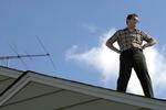 PÅ TOPPEN. Mens lærer Larry  indstiller tv-antennen, får han øje på den nøgne nabokone. Forstadsmanden, hvis primære mål i livet det er ikke at træde ved siden af, kommer ud på et skråplan. Foto: Wilson Webb/SF Film 