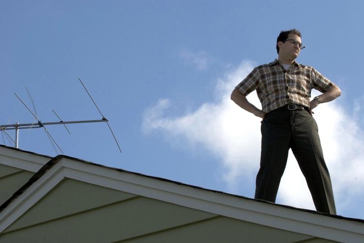 PÅ TOPPEN. Mens lærer Larry  indstiller tv-antennen, får han øje på den nøgne nabokone. Forstadsmanden, hvis primære mål i livet det er ikke at træde ved siden af, kommer ud på et skråplan. Foto: Wilson Webb/SF Film 