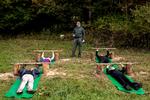 Børnene fra Lykkesholm Skolen knoklede både med styrke og konditions- træning i Hare- skoven i onsdags. De arbejdede sammen to og to og kappedes om at lave flest gen- tagelser inden for et minut.  Foto: Peter Hove Olesen 