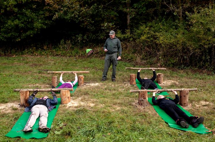 Børnene fra Lykkesholm Skolen knoklede både med styrke og konditions- træning i Hare- skoven i onsdags. De arbejdede sammen to og to og kappedes om at lave flest gen- tagelser inden for et minut.  Foto: Peter Hove Olesen 