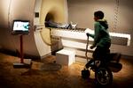 Hvad sker der egentlig inde i kraniet? Det kan man på foruroligende vis finde ud af på Experimentarium.  Foto: Astrid Dalum 