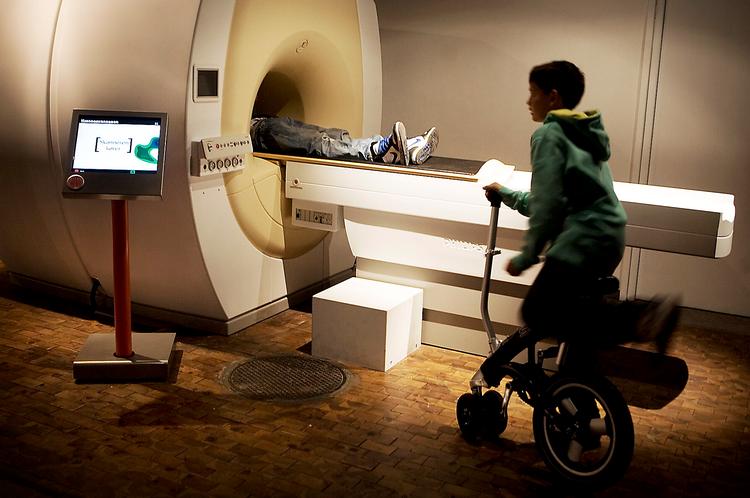 Hvad sker der egentlig inde i kraniet? Det kan man på foruroligende vis finde ud af på Experimentarium.  Foto: Astrid Dalum 