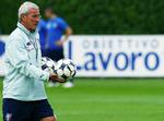 Italiens landstræner Marcelo Lippi har ingen problemer med at udtage Fabio Cannavaro til VM-kampen mod Cypern. Arkivfoto. 