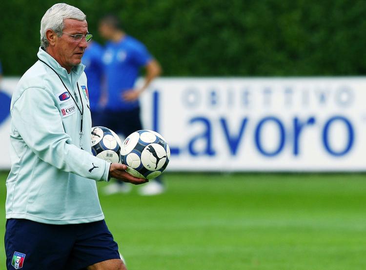 Italiens landstræner Marcelo Lippi har ingen problemer med at udtage Fabio Cannavaro til VM-kampen mod Cypern. Arkivfoto. 