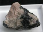 Uraninite fra Oribram, Bohemia, Czeeh Rep. 3-6 gram. ADVARSEL. Meget radioaktiv mineral, forsigtighed skal udvises. 
