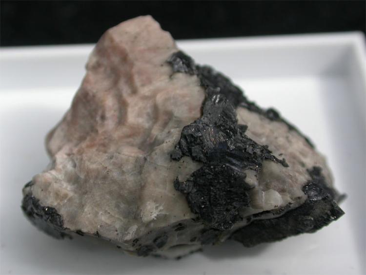 Uraninite fra Oribram, Bohemia, Czeeh Rep. 3-6 gram. ADVARSEL. Meget radioaktiv mineral, forsigtighed skal udvises. 
