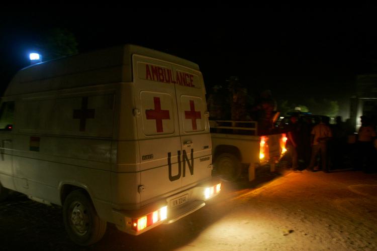 En ambulance er gjort klar til indsats i byen Fonds-Parisien nær stedet, hvor et FN-fly i går styrtede ned. 