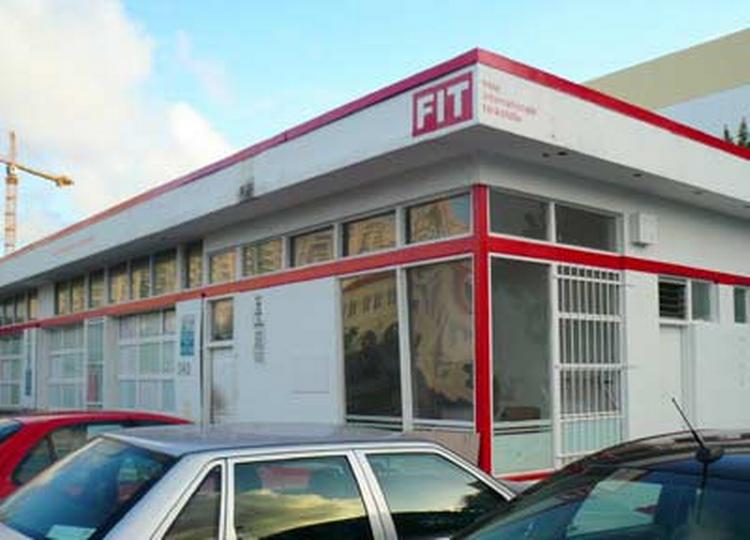 Inden lørdagen er omme, skal den forladte tankstation på Farumgade, gerne minde om denne tankstation i Miami, som også har været under behandling af kunstprojektet 'FIT'. 