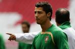 Cristiano Ronaldo træner forud for Portugals kamp mod Ungarn i dag. Den tidligere Manchester United-spiller forstår ikke, at Wayne Rooney har sagt, at han ikke ønsker Portugal til VM. 