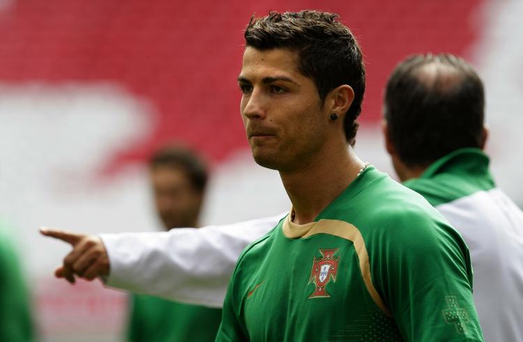 Cristiano Ronaldo træner forud for Portugals kamp mod Ungarn i dag. Den tidligere Manchester United-spiller forstår ikke, at Wayne Rooney har sagt, at han ikke ønsker Portugal til VM. 