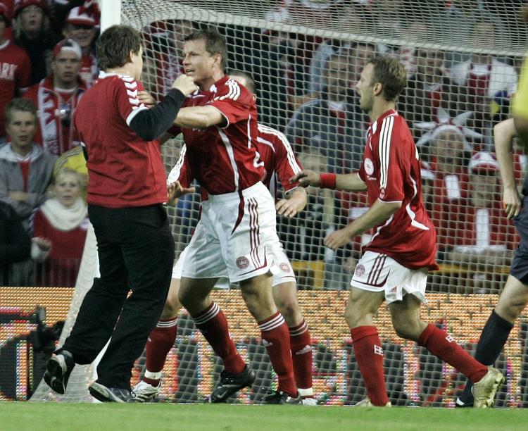 Dommer Herbert Fandel (yderst til højre på vej ud af billedet) er i høj fart på vej væk fra 'fodboldtossen', som Michael Gravgaard har fået godt fat i under kampen for lidt over to år siden. Arkivfoto. 