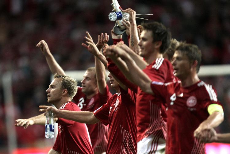 De danske spillere hylder publikum i Parken efter 1-1-kampen mod Portugal. Arkivfoto. 