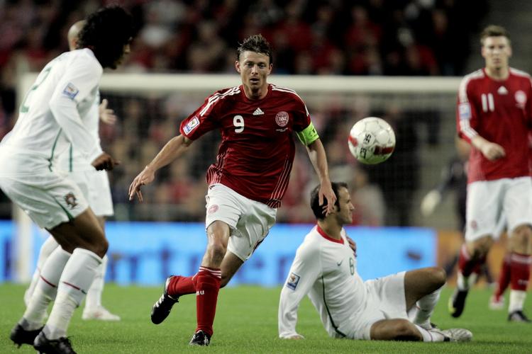 Danmarks anfører, Jon Dahl Tomasson (midt), kan i aften tangere en gammel scoringsrekord. Arkivfoto. 